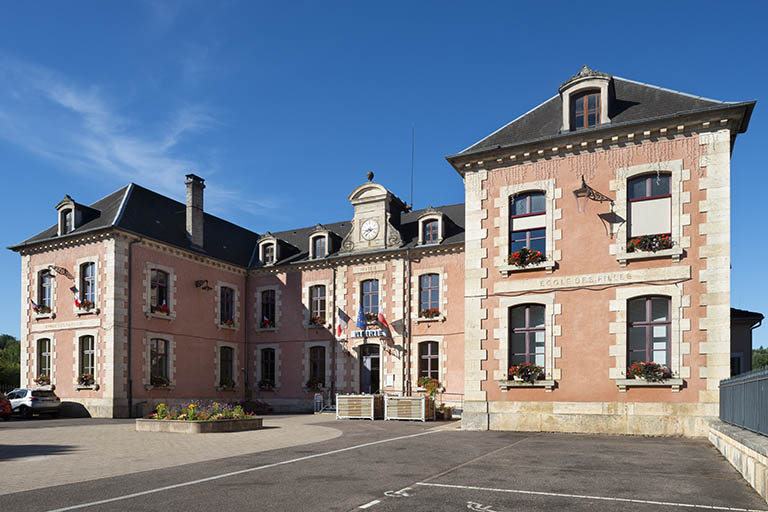 maison commune, justice de paix et école