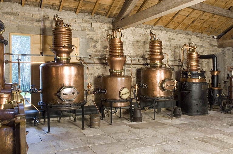 ferme-distillerie Aubry, puis Simon, actuellement Ecomusée du Pays de la Cerise
