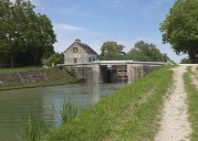 pont routier sur l'écluse 109 du versant Yonne (canal de Bourgogne)
