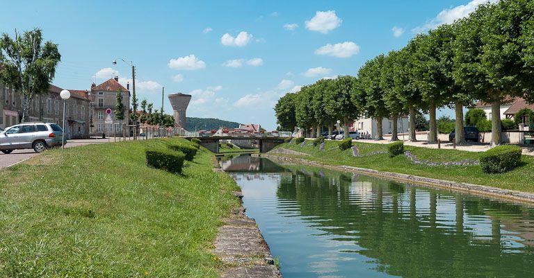 pont routier isolé ; pont de la Gare (canal de Bourgogne)