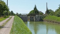 pont routier sur l'écluse 23 du versant Yonne (canal de Bourgogne)
