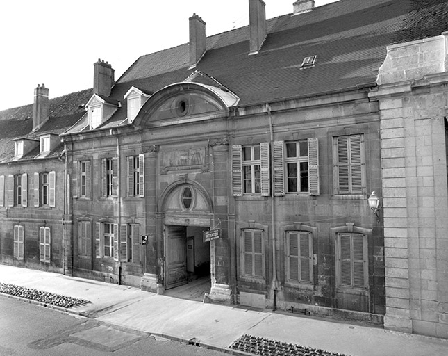 hôtel, distillerie Morel-Perron, puis fromagerie, laiterie industrielle, actuellement entrepôt public
