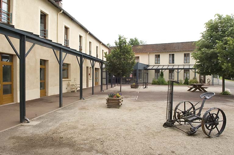 moulin à farine, puis usine de papeterie, puis minoterie, centrale hydroélectrique et orphelinat, actuellement centre de formation