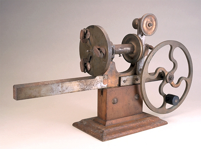 machine à usiner par outil de coupe (tour dit burin fixe)