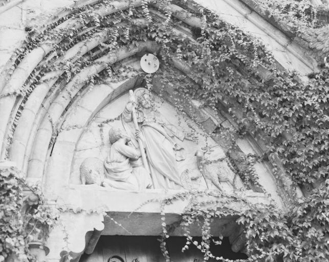 haut-relief (tympan sculpté)