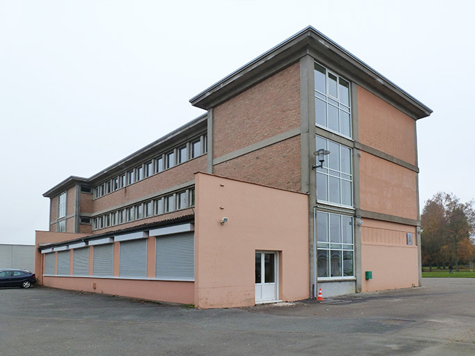 école professionnelle (centre d'apprentissage) puis lycées professionnels Louis Garnier et Fernand Léger, actuellement lycée professionnel Nelson Mandela.