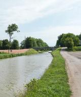 pont routier isolé de Romenay (canal du Nivernais)