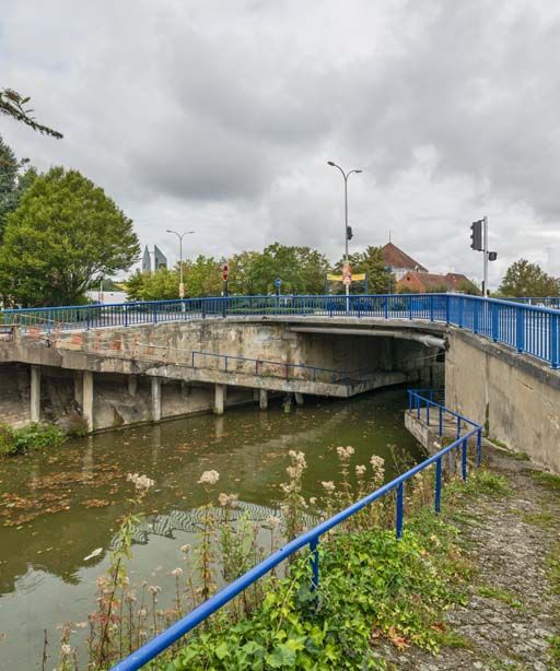pont routier sur l'écluse 09 du versant Océan (canal du Centre)