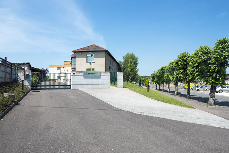 gare, puis centre d'apprentissage, puis collège d'enseignement technique (cet), puis lycée d'enseignement professionnel Frédéric-Auguste Bartholdi, actuellement lycée professionnel Frédéric-Auguste Bartholdi