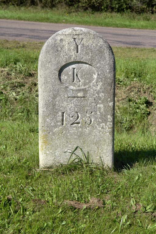 borne kilométrique (canal de Bourgogne)
