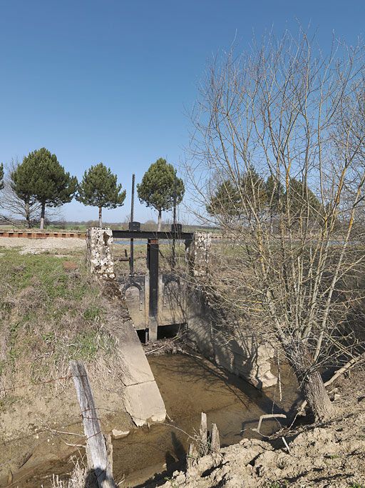 ouvrage lié à l'alimentation en eau (canal de Bourgogne)