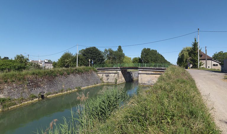 pont routier sur l'écluse 61 du versant Saône (canal de Bourgogne)