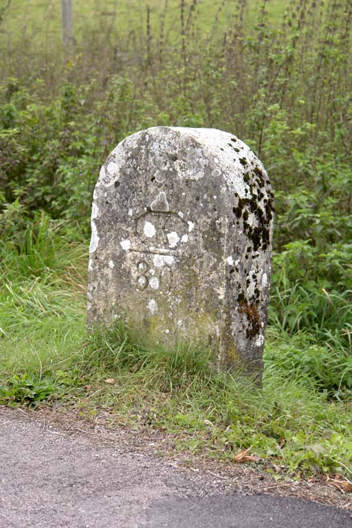 borne kilométrique (canal de Bourgogne)