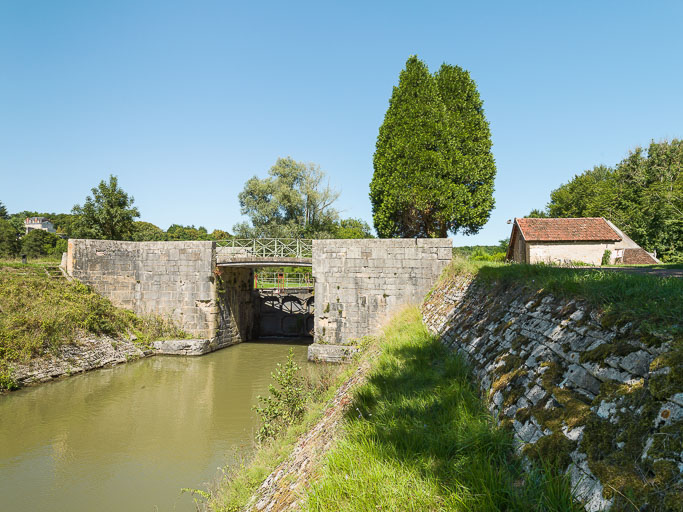 pont sur l'écluse 46 du versant Seine, dite de la Maladrerie (canal du Nivernais)