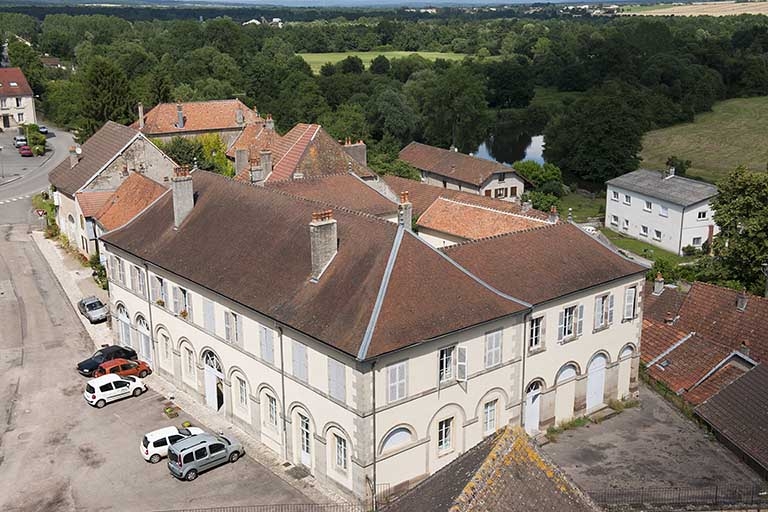 marché couvert ; école primaire de garçons ; remise de matériel d'incendie ; gendarmerie, actuellement salle des mariages et siège d'association (ADMR)