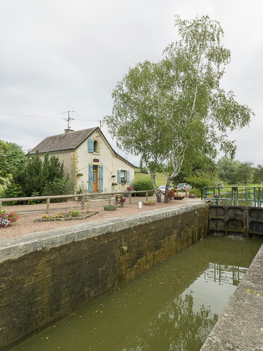 site de l'écluse 28 du versant Loire, dite d'Isenay (canal du Nivernais)