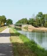 pont routier isolé du Colombier (canal du Nivernais)