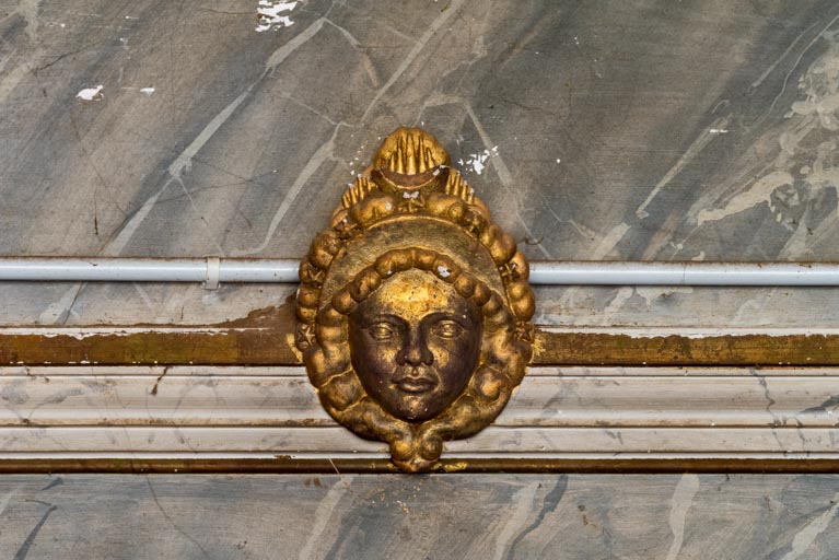 le décor du théâtre (peinture monumentale et reliefs)