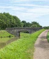 pont routier isolé de la Prairie (canal du Nivernais)