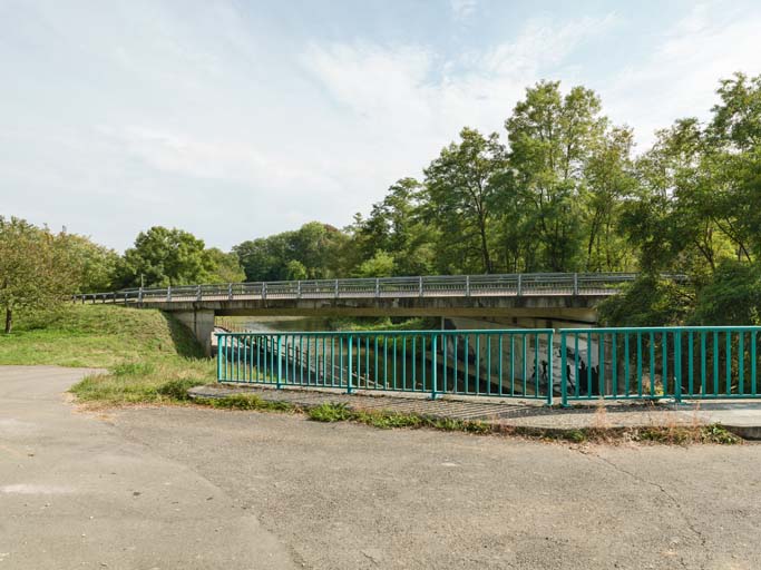 pont routier isolé (canal du Centre)