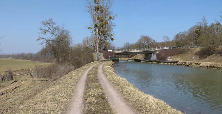 pont routier isolé (canal de Bourgogne)