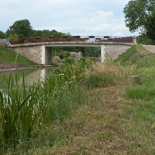 pont routier isolé (canal de Bourgogne)