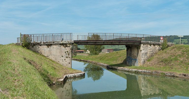 pont routier isolé (canal de Bourgogne)