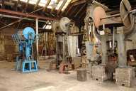 7 machines à estamper (presses à friction)