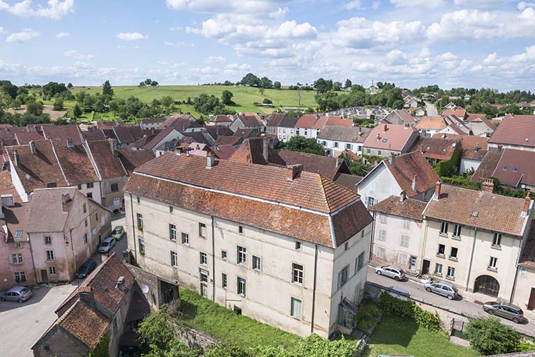 logis abbatial, puis maison commune, école de garçons, presbytère, actuellement mairie