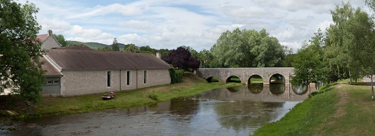 pont ancien sur l'Ouche à Fleurey-sur-Ouche (paysages du canal de Bourgogne)