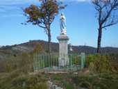 monument avec statue de la Vierge