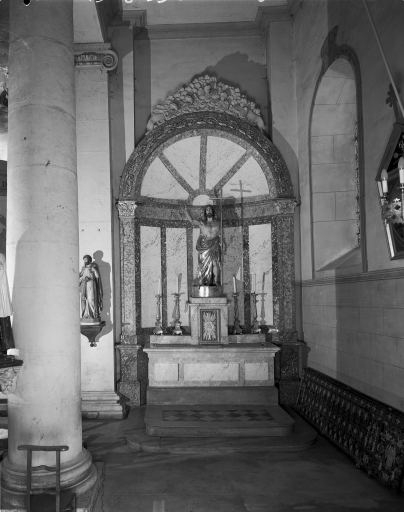 2 autels, 2 gradins d'autel, 2 tabernacles, 2 retables, 2 statues (autels de la Vierge et de saint Jean-Baptiste)