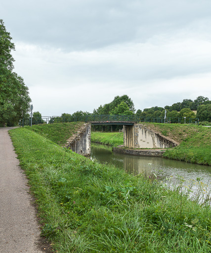pont routier isolé de Vernisy (canal du Nivernais)