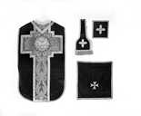 chasuble, manipule, voile de calice, bourse de corporal (ornement rouge)