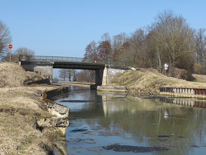 pont routier isolé ; pont Biais (canal de Bourgogne)
