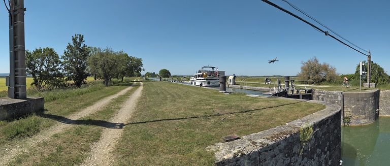 aéroport (paysages du canal de Bourgogne)