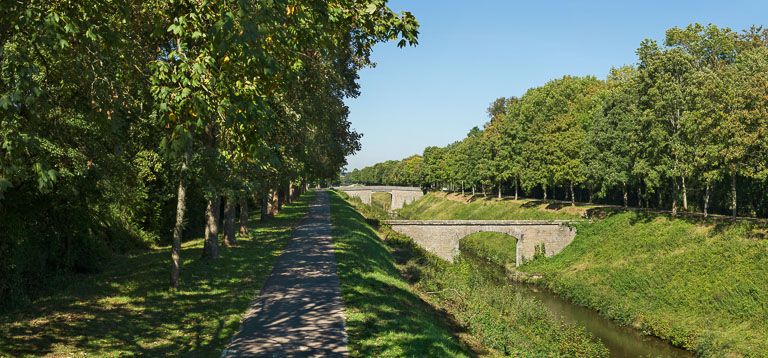 pont routier isolé de la tranchée de la Chaise (canal du Nivernais)