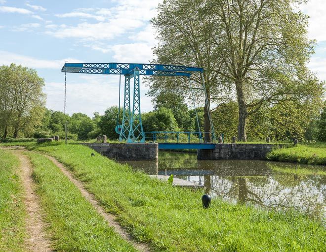 pont mobile ; pont-levis à flèches, dit du Marais (canal du Nivernais)