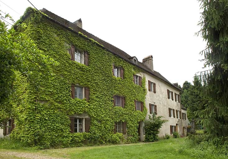 moulin à farine et usine de papeterie, puis usine de tabletterie (tournerie), puis usine de bonneterie, puis scierie