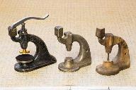 outil spécifique aux métiers de l'horlogerie (potence à chasser les rubis) et ses modèles