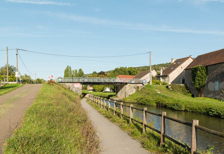 pont routier isolé ; pont de Saint-Gilles (canal du Centre)