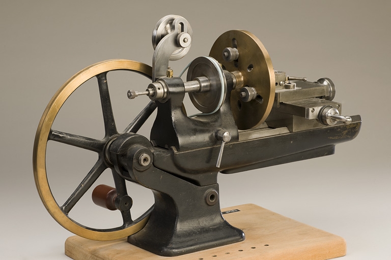 machine à usiner par outil de coupe (2e tour dit burin fixe ou tour à creuser)