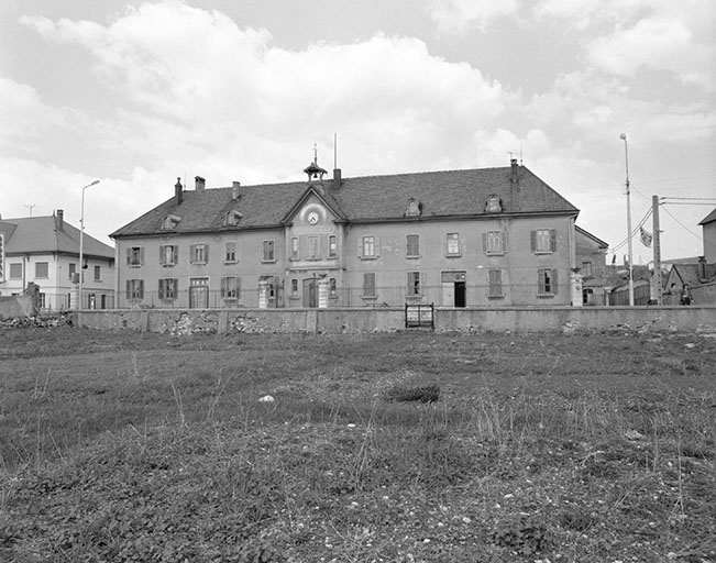 distillerie Junod, puis Hémard et Pernod Fils Réunis, actuellement immeuble de bureaux, de service et commerces