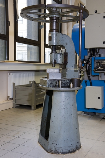 machine à découper par poinçon, à emboutir et à estamper (presse à balancier Luthy)