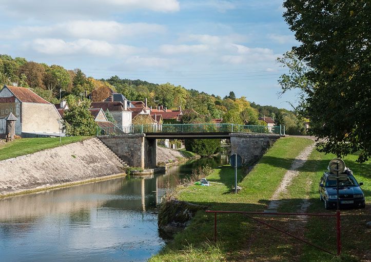 pont routier isolé (canal de Bourgogne)