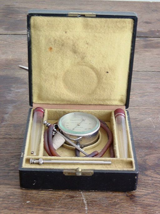 instruments médicaux : trois manomètres