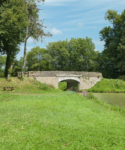 pont routier isolé de la Seigne (canal du Nivernais)