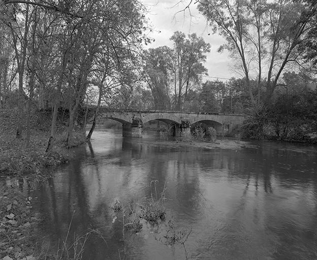 pont d'Asnois sur l'Yonne (paysages du canal du Nivernais)