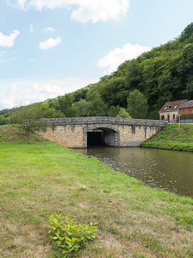 pont sur l'écluse 24 du versant Seine, dite de l'Yonne (canal du Nivernais)
