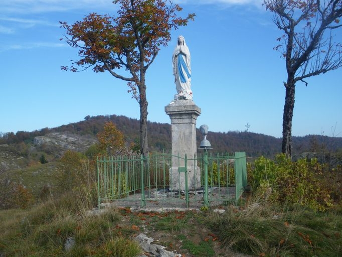 monument avec statue de la Vierge